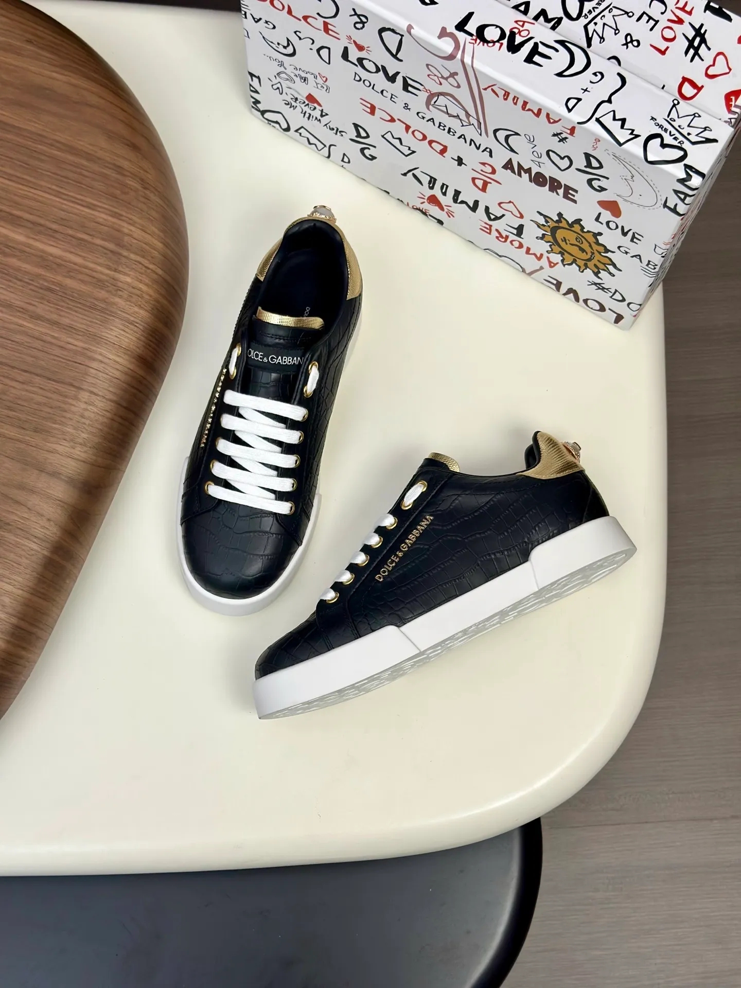 New product 💰800 DG Dolce & Gabbana men's shoes 💰ortofino calfskin sneakers ♞size; 39~44 (customized 38.45.46) Iconic men's shoes 💰ortofino series of sneakers, classic and timeless style, now presented with fashionable details. The calfskin engraved DG logo is a subtle finishing touch. Men's shoes💰ortofino calfskin sneakers: